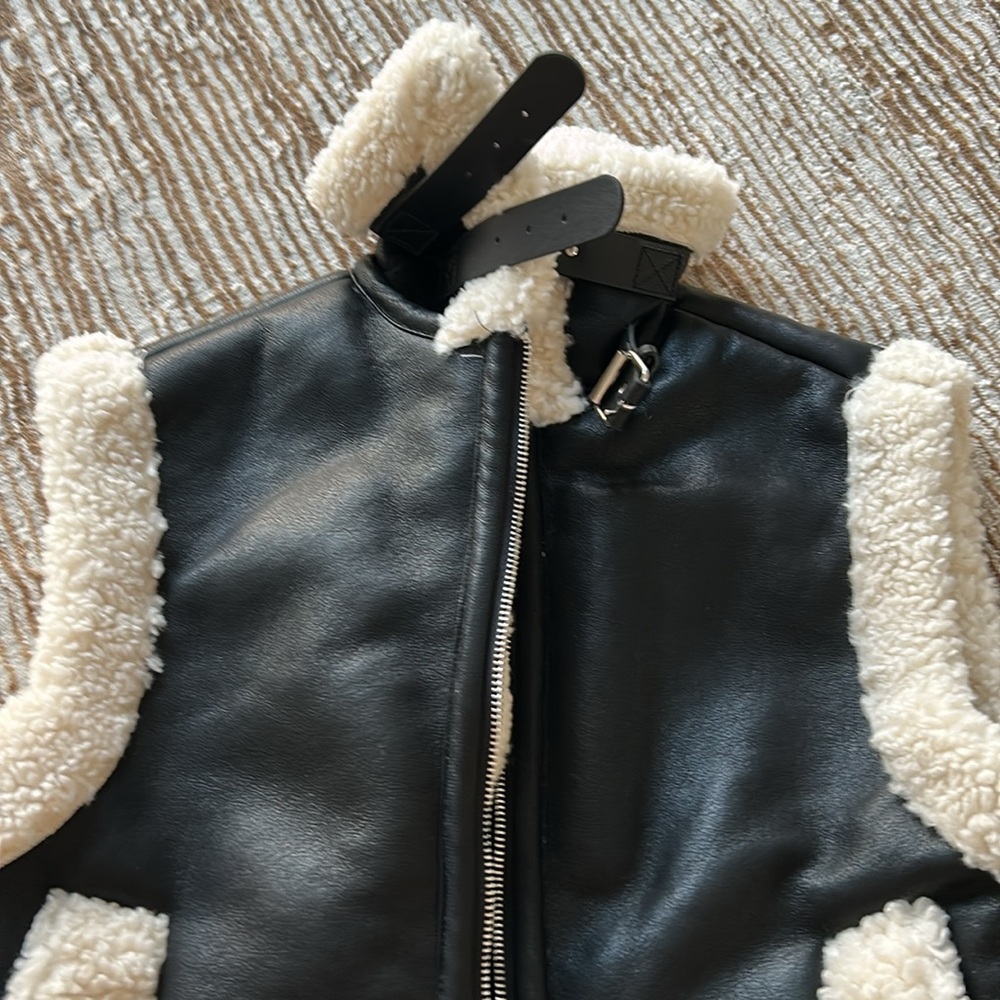Vest - Picture 3 of 8